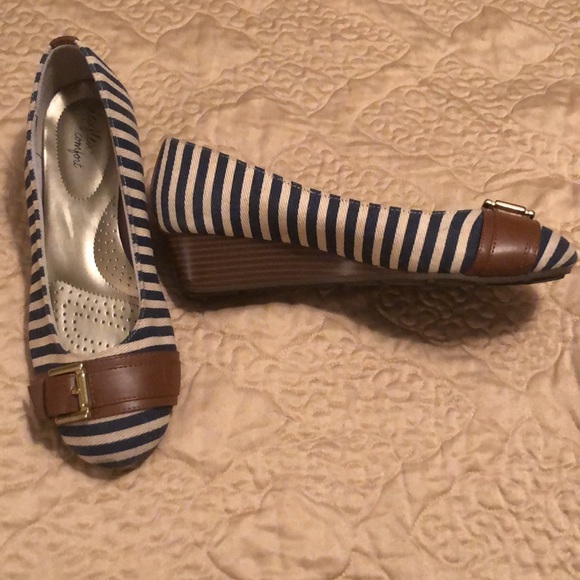 16x10 clutch purse matching Dexflex Comfort size 6 1/2 navy cream wedges - Picture 9 of 10